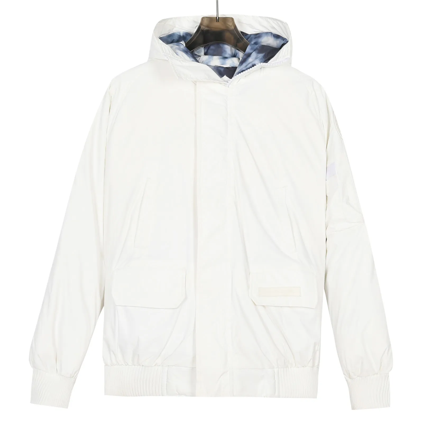 P860 Big Goose 01 Glacial White Label Down Jacket Canada Goose Canada Goose FW21 Chilliwack Series Glacial Haze White Label 01 Pilot Solid Color Hooded Down Jacket Down Jacket Winter Unisex Description: The Chilliwack bomber jacket was originally designed for pilots in uninhabited areas in northern Canada. It is durable, warm and easy to move, which can meet the needs of pilots working in the Arctic waterways. Chilliwack's iconic style remains popular and is a popular jacket from Canada Goose. The Northern Lights capsule collection is reimagined in rich hues inspired by the stunning colors of Canada's north. The Glacial Haze capsule series is improved with an eye-catching and layered color series, giving people the feeling of being caught in the mist around icebergs and glaciers. Material list: 1⃣ Original custom-made double plain 9500-100% nylon nylon fabric 2⃣ Original YKK zipper, not a sub-factory product 3⃣ National standard 80% widely inspected white duck down, (ZP uses 80% white duck down/everything that boasts 90% is fake) Material analysis characteristics: 1⃣ Original factory/9500-100% nylon100% nylon Lurex yarn is actually 100% nylon. Nowadays, there are few pure ones. Most of them are mixed with cotton or polyester. Our top-quality original version is developed in accordance with ZP and uses the same material. 2⃣ As we all know, the original version uses 80% white duck down. The fill power refers to the cubic inches of volume occupied by each ounce (30 grams) of down under certain conditions. If one ounce of down occupies 500 cubic inches, the fill power of the down is 500. So we can simply understand it as: fill power is the volume of down, and the volume of down is fill power. The higher the fill power of down, it means that under the same filling amount, down can fix a larger volume of air layer to keep warm and insulate, so the warmth retention of down is better. Summary: Note: In order to maximize profits during the production process, some businesses add toxic waste silk, 50 velvet, hand-feel velvet, etc. to clothes! But on the outside of the clothes, good fabrics are used. It is said to be 90% white duck down at purchasing agent level, or even more exaggeratedly said to be 90% white goose down, to fool the layman! (You can consult the official Big Goose. All authentic styles are made of white duck down.) I will also teach you a more practical trick: buy an authentic product from Tmall, and at the same time buy a piece of clothing from a merchant you trust, and come back to compare the details. (Tmall offers 7-day no-reason returns and S+ offers 15-day no-reason returns without affecting secondary sales.) ⚠️ Remember, you get what you pay for! Don't be greedy for small gains, or you will suffer big losses! Every customer is welcome to ask questions and we will continue to improve product quality and service! Product color: black, white, dawn blue, mood blue Size: S, M, L, XL, XXL